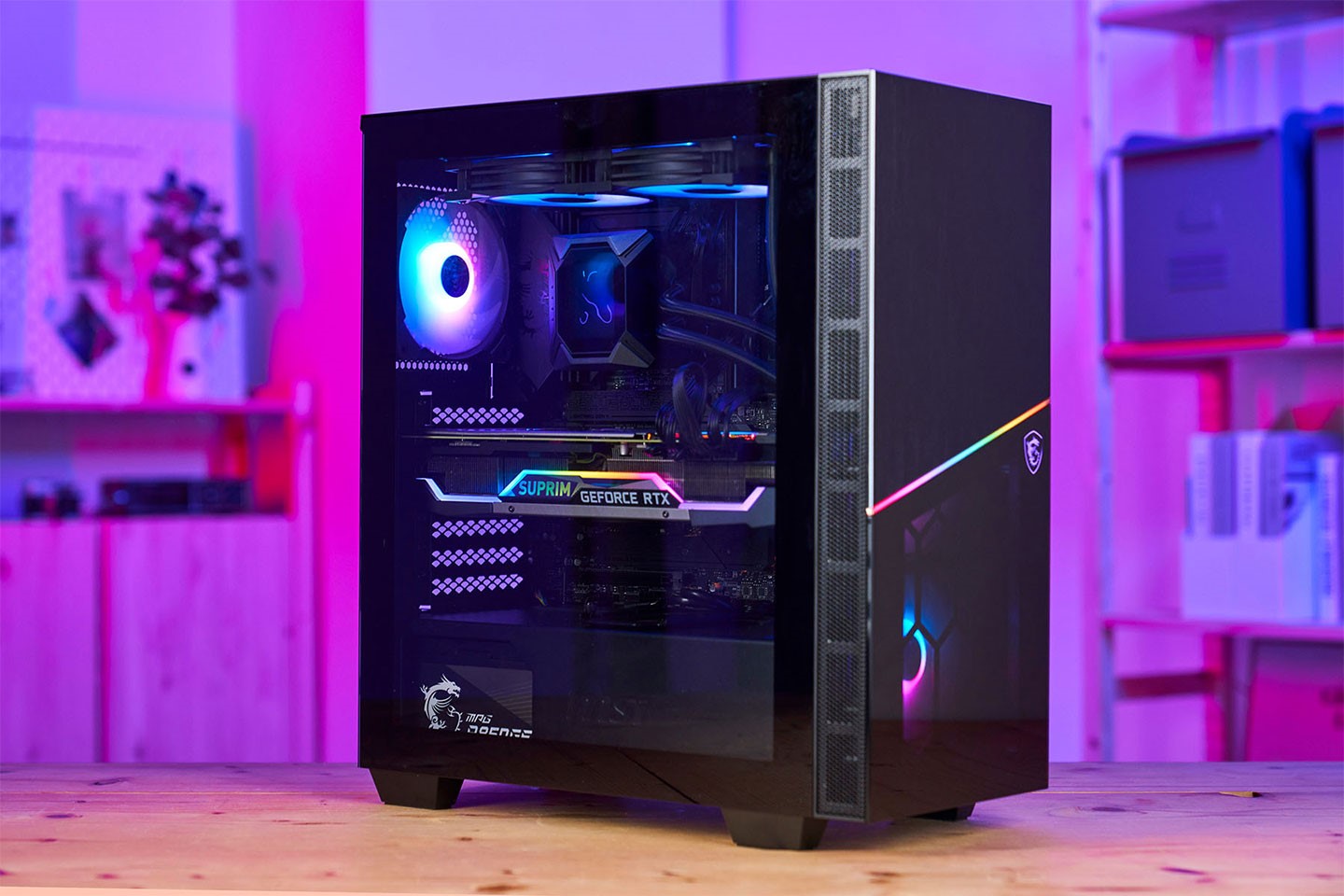 MSI MPG SEKIRA 100R 為中型塔式機殼，鋁質機身帶有黑色髮絲紋路，側板為黑色強化玻璃材質，並配置有多組大尺寸系統散熱風扇。