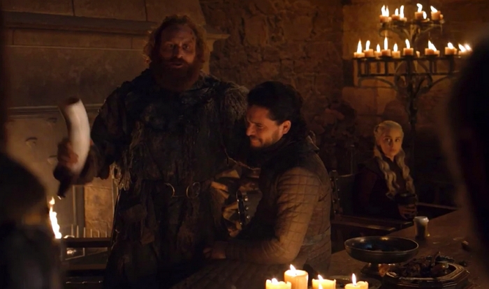 《權力遊戲》場景穿越出現星巴克外帶咖啡杯，網友笑稱：幫龍母外帶咖啡杯的店員慘了......