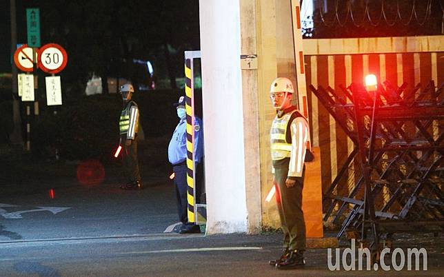 中科院高雄大樹廠區昨天晚間傳出飛彈裝配廠進行藥柱火工作業時發生意外，造成四人燒燙傷，其中一人傷勢嚴重，大門口門禁森嚴。記者劉學聖／攝影