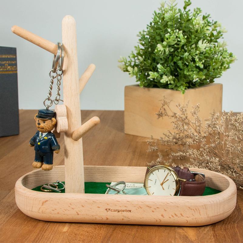 產品特色 手工製品 實木素材 FSC認證 產品介紹 在書房、辦公桌上，有一棵專屬於自己的小樹，用最自由的方式收納自己的小物件，也可當作項鍊掛架，展示收納你的小飾品。 商品規格 產地：台灣保固：終身保修