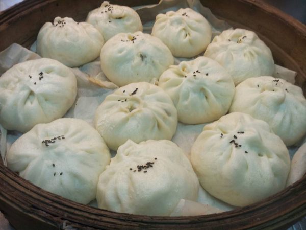 ◎純手工製作，真材實料 n◎精選溫體豬肉，香嫩多汁，鹹包之首選 n◎古天然酵母發酵面皮，麥香撲鼻