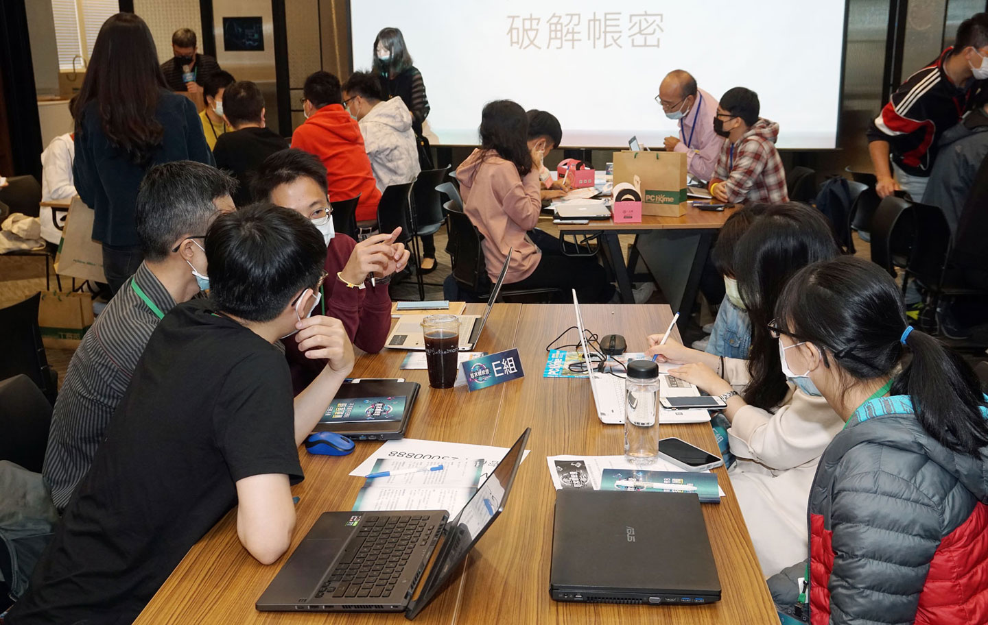 五個場所都探索完畢，結下來大家回到總部開始進行帳密的破解。