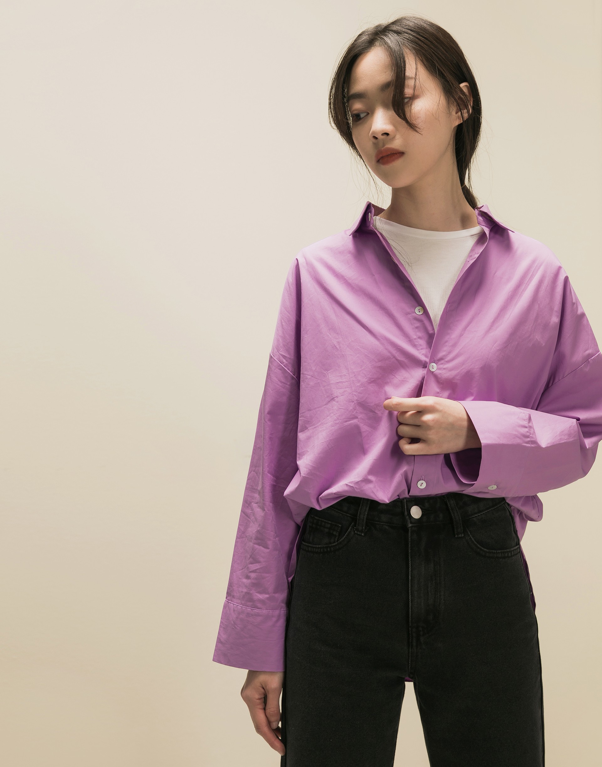 彈性：無 舒適襯衫面料、袖剋夫寬版設計、後壓摺、寬鬆版型、可單穿或當外套