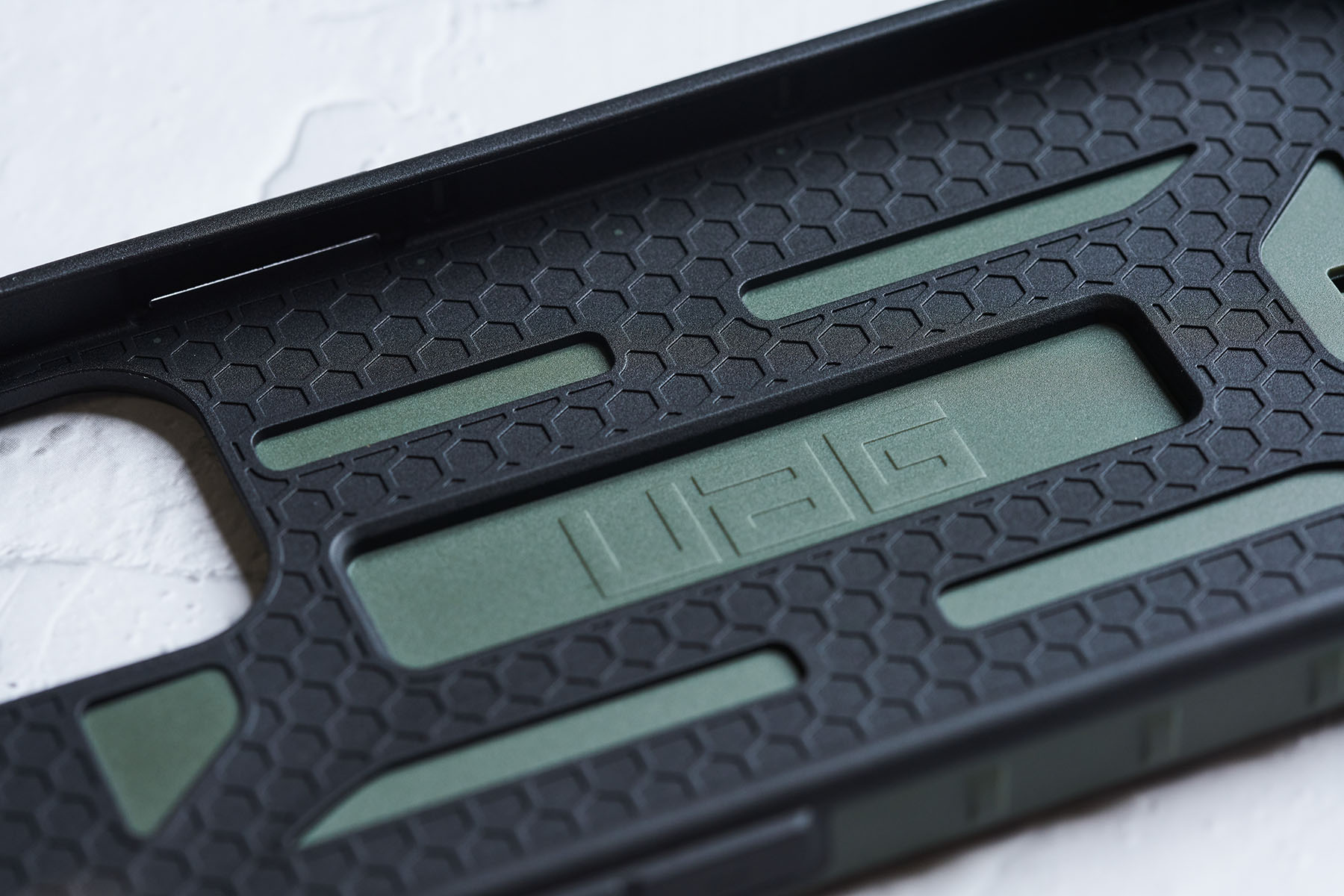 實色系列在與手機直接接觸的內層也規劃了大面積的蜂巢區塊，藉此達到緩衝撞擊力的效果。