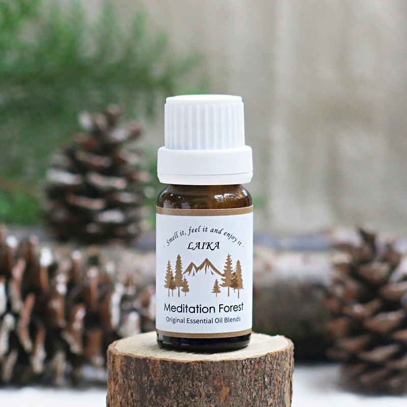 LAIKA原創複方精油 - 冥想森林 Meditation Forest。清新淡雅的葡萄柚香喚醒一天美好的早晨，歐洲赤松、杜松子與雪松交織的森林氣息。慢慢地穩穩地，帶你進入一個安靜的冥想空間。前中後調