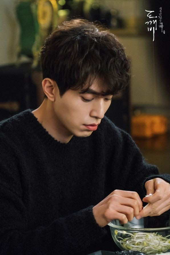 >>李棟旭《九尾狐傳》預告化身千年狐妖！李棟旭魅惑「異色瞳孔」，路透185cm長腿超顯眼！>>