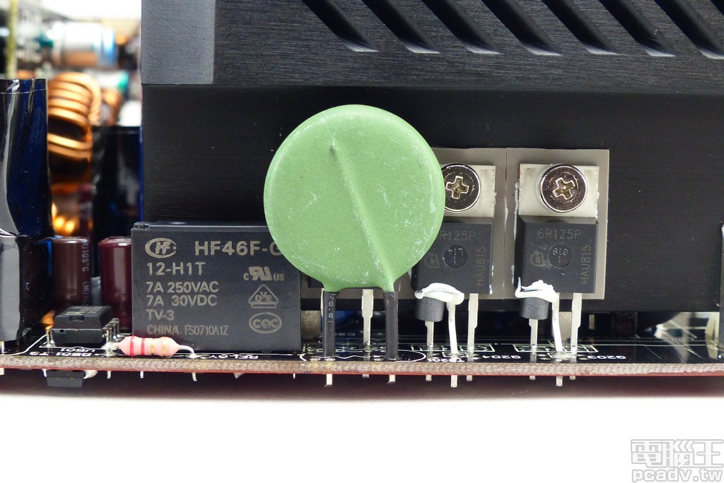 APFC 功率電晶體和蕭特基二極體選用 IPB60R125CP 和 C3D08060A，功率電晶體閘級均安裝磁環降低電磁波輻射干擾，綠色圓餅形狀零件為負溫度係數電阻，其左方黑色方塊物體為繼電器，開、關機時會發出作動「答」聲響