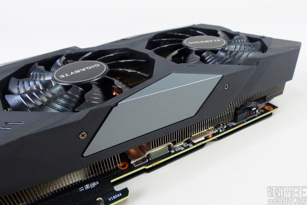 WINDFORCE 3X 散熱器外殼原先使用橘色裝飾線條，這一代顯示卡則以鐵灰色色款取代