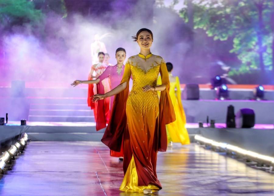 asia-album-vietnamese-traditional-costume-ao-dai-xinhua-line-today