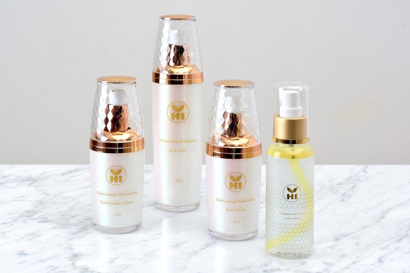 (任選一組送保濕面膜乙盒-5片裝) /保濕精華露 容量：120ml/ 保濕精華液 容量：50ml/ 保濕精華乳 容量：50ml/ 保濕噴霧 容量：100ml/ 保濕面膜 容量：28ml*5入/盒