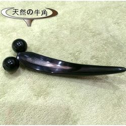 ◎■採用天然水牛角製成|◎■可按摩臉、肩頸、全身各部位與穴道|◎■手工多道工序製作■材質：水牛角■尺寸：約16*6*3cm(含輪)，實際尺寸依實品為準