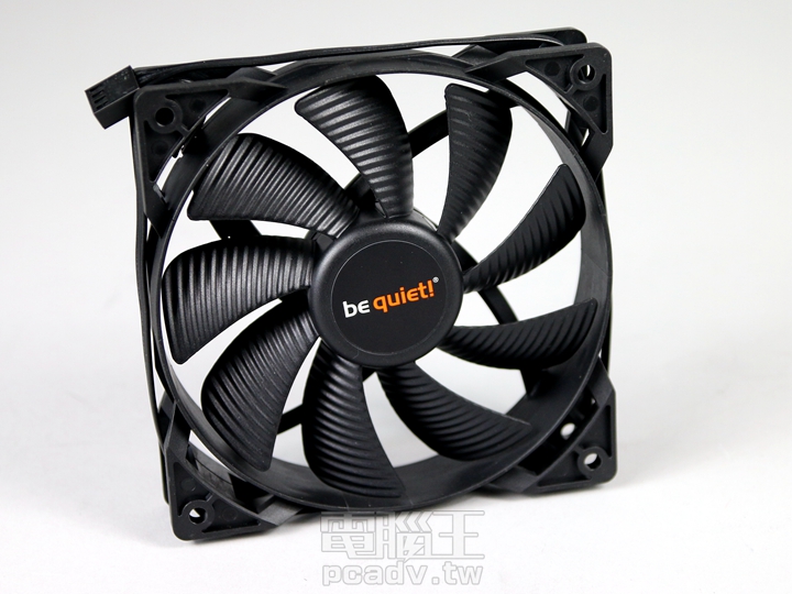 PURE LOOP一體式水冷搭配的Pure Wings 2風扇，最高轉速為2000 RPM，九刀扇葉表面的風槽設計，可以帶來不錯的風壓和降噪表現。
