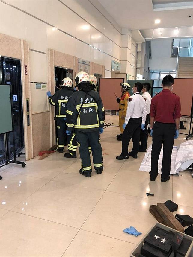 世新管理學院電梯維修工人  受困電梯井遭夾死