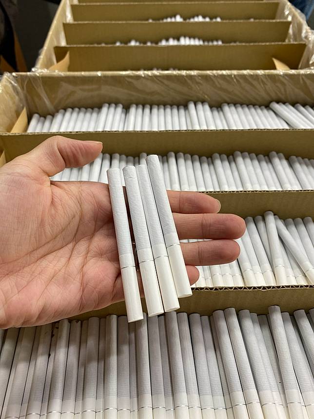 警方查扣原料菸草骨、菸絲共34公噸，成品近3萬包、散品63箱，初估私劣菸市價高達3億元。記者林佩均／攝影