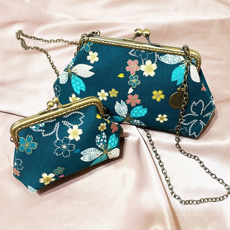 溫馨的母親節，特別推出超豐富又實用優惠的禮盒組！ 美麗精緻的布花更深深打中媽咪的心頭好！ 鍊條口金包可以當作化妝包或是輕便外出的隨身小包 附上可放零錢，信用卡，鈔票的錢包！ 還會幫你美美地包裝起來！媽