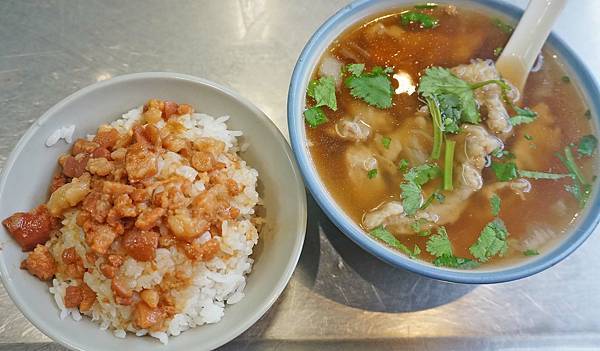 【基隆美食】金龍肉焿-１碗只要２０元的魯肉飯，超人氣排隊小吃店