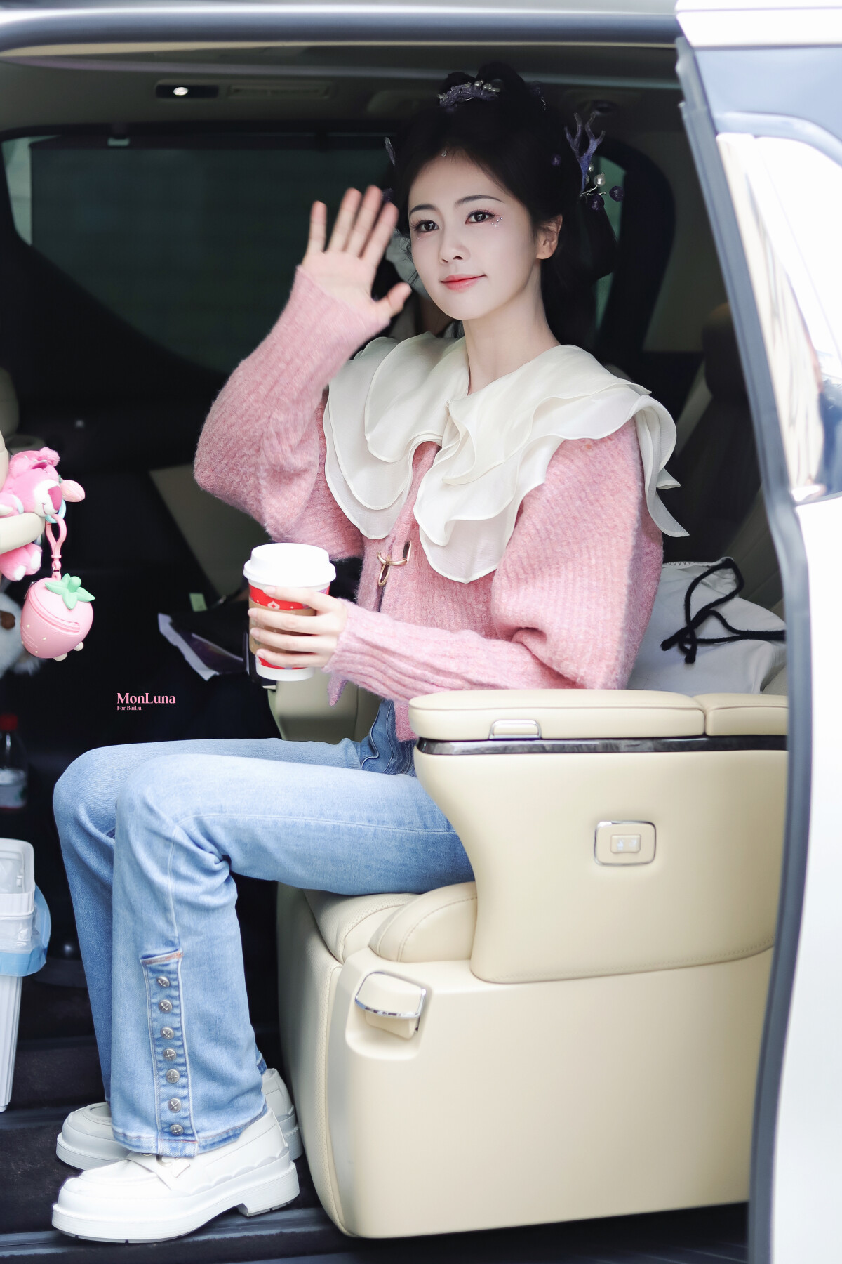 《以愛為營》白鹿戲外7大超減齡穿搭！秋冬亮色系針織衫是關鍵，泡泡袖元素修飾頭身比