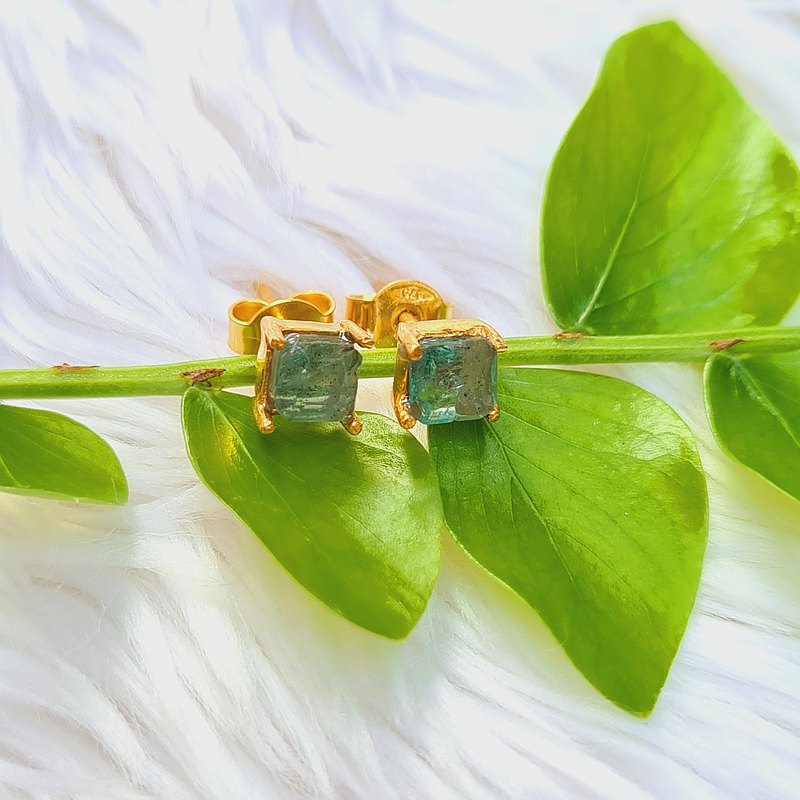 天然贊比亞祖母綠尺寸 4.5 毫米9K金耳釘