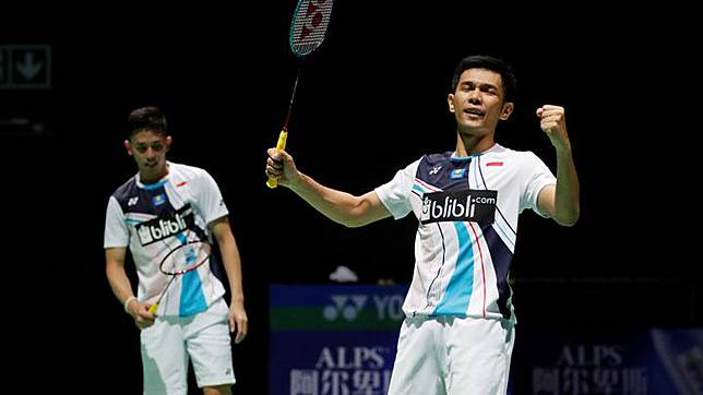 Ekspresi ganda putra Indonesia Fajar Alfian dan Muhammad Rian Ardianto, setelah berhasil mengalahkan lawannya asal Inggris Chris Langridge dan Marcus Ellis dalam pertandingan Kejuaraan Dunia Bulu Tangkis 2019 di St. Jakobshalle, Basel, Swiss, 21 Agustus 2019.  Fajar Alfian/Muhammad Rian Ardianto lolos ke babak 16 besar setelah mengalahkan lawannya dengan 14-21, 21-18, 21-14. REUTERS/Arnd Wiegmann