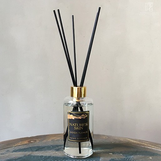 《商品規格》規格：無火香薰香味：馥奇香調容量：180ml揮發時間：約3-4個月前調：檸檬、小蒼蘭、酸橙、迷迭香 中調：茉莉花、含羞草、 紫羅蘭 後調：香根草、麝香、龍涎香保存期限：2年◆下標前請先至”