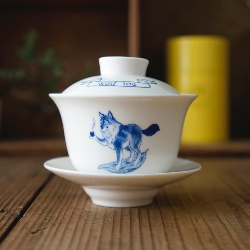 琅茶獨家訂製經典蓋杯，長期實測，採用翻口弧度明顯、尺寸稍大的杯型，流暢的手感能夠輕鬆上手；簡約姿態方便清洗保養，不佔空間，在家、工作、旅行都能悠哉品茶！一起與琅茶乘著輕盈葉片，帥氣漫步水面、縱橫茶香，