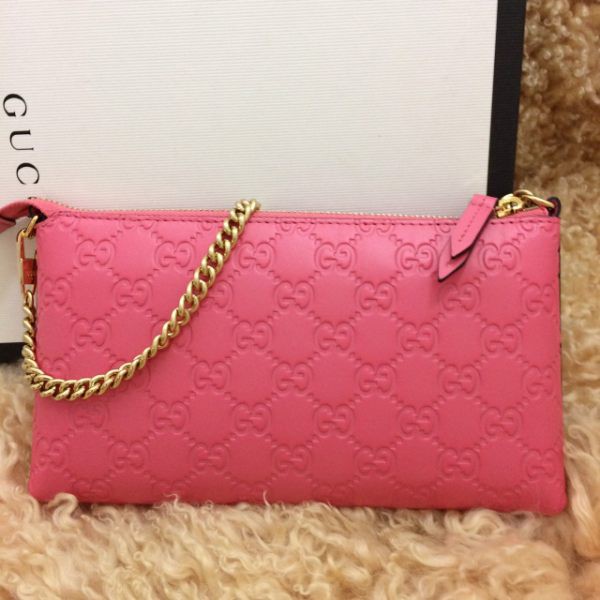 ．商品產地：義大利．商品材質：牛皮,皮革+尼龍布襯裡,黃銅金屬拉鍊開合．商品尺寸：長22.5× 高 12 × 厚2 cm; 可拆式鏈帶長47cm．內層格式：卡片夾層 × 6｜鈔票夾層 ×2｜收納夾層 