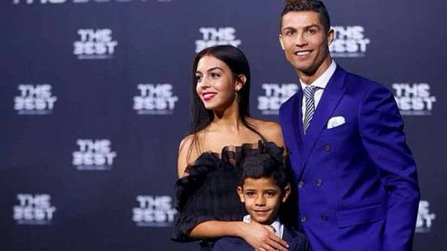 Ronaldo Bikin 2 Wanita Cantik di Sekelilingnya Perang Dingin