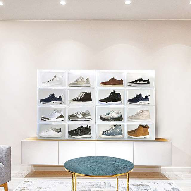 ● 側開門板設計，提供鞋身更大面積展示空間 ● 磁吸式開闔設計，防塵收納最佳環境● 加強結構，更穩固、耐用、不變形● 37x28x22比它牌更大容量！可收納US13高筒鞋● 穩固堆疊，提供居家更時尚的