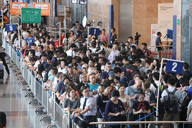 Political crisis pervades opening of Hong Kong Book Fair ...