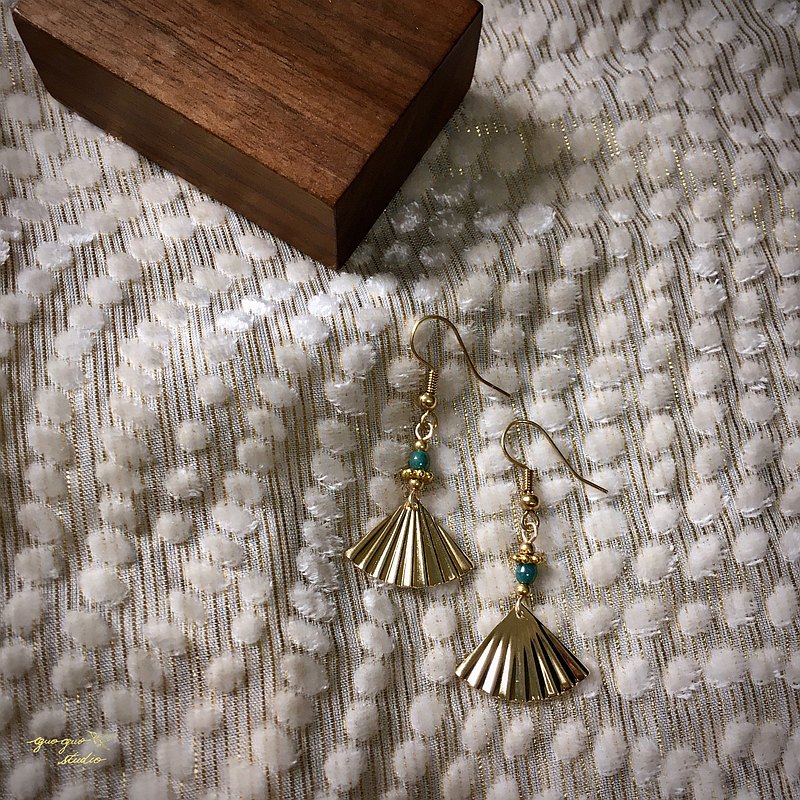 「抹茶色琉璃摺扇耳環」 抹茶色與金色摺扇讓人聯想到了京都古色古香的街道巷弄，左右些微不對稱的小巧思，配戴起來更多了一點設計感。