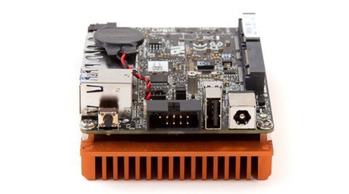 USB 2.0、RS-232 COM埠位於機身側面。