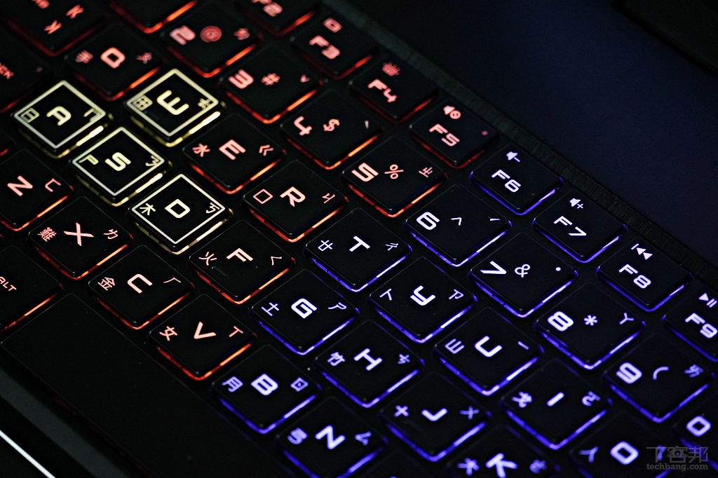 調整完鍵盤色彩和亮度後，整台 HP OMEN 15 會有更個人化、客製化的感覺。