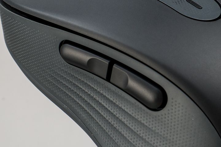 兩顆側鍵的中心採取略微凹陷的設計，便於指尖的辨識與操作。