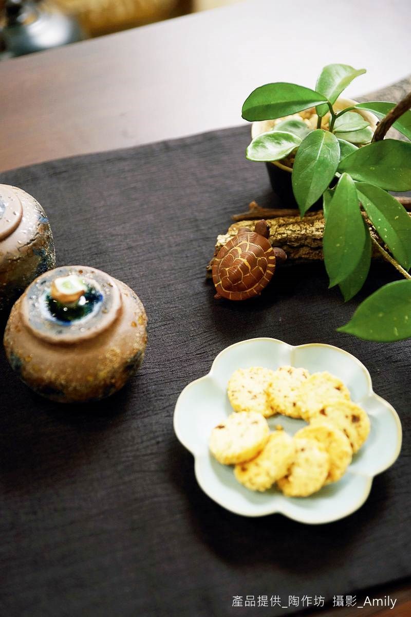 台灣手作食器有著溫潤、質樸的性質，多以陶製食器為主