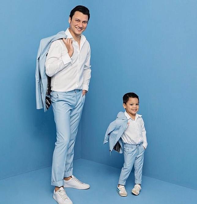 Deretan Foto Bapak dan Anak Ini Ungkap Keseharian Selebriti Saat Jadi Orang Tua. Mulai dari yang Lucu Sampai yang Keren! Like Father Like Son!