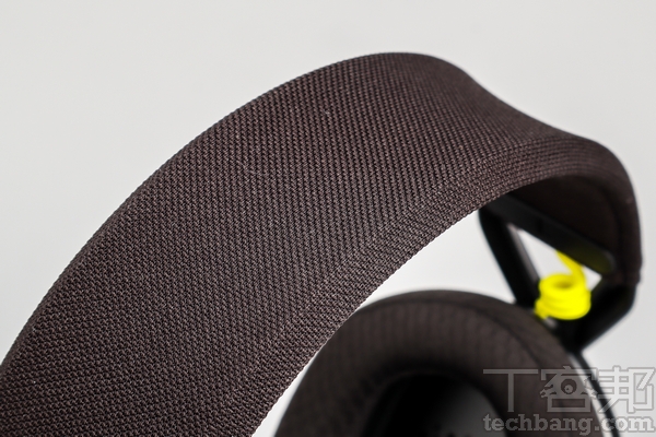 耳機頭帶 頭帶以輕柔的塑料框架搭配透氣的織物組成，設計相對簡單。