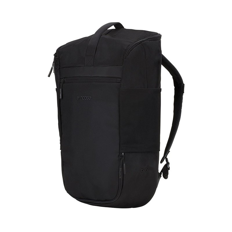 Incase Sport Field Bag Lite是一款特別為運動愛好者設計的精簡型運動背包，採用840D以及400D防潑水尼龍材質，輕盈耐用且耐髒好整理。