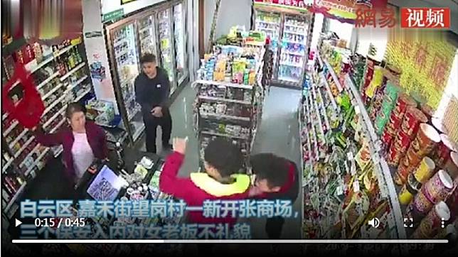 起先女店員作勢丟椅子，但3名男子仍持續騷擾 (圖／翻攝自網易)