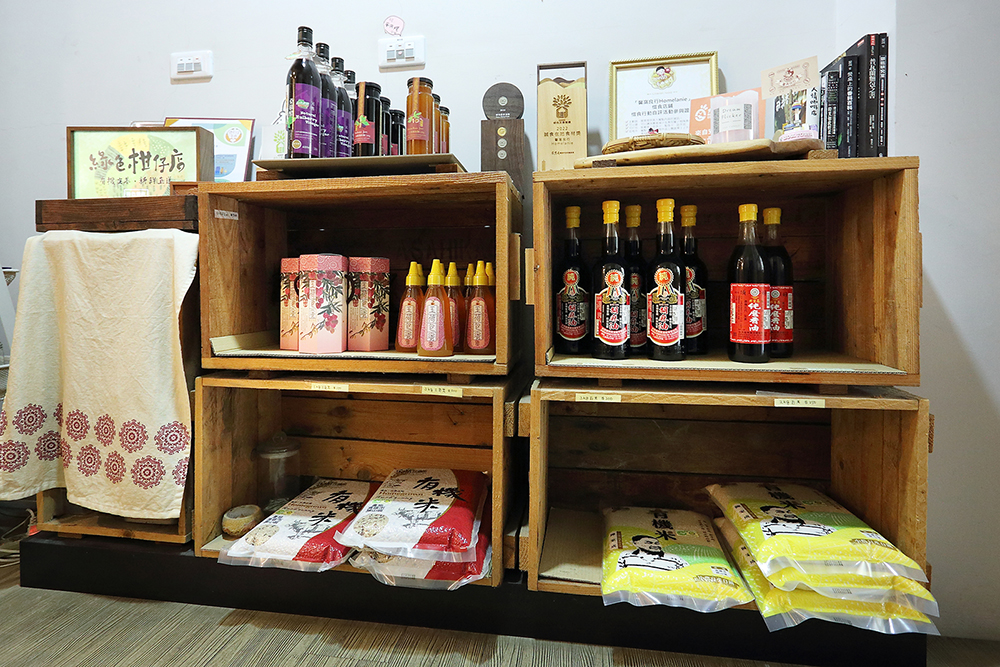 「馨窩良行Homelanie」隱身在一整排民宅間，小巧溫馨就像家庭廚房，角落的綠色柑仔店販售店內使用的綠色農產品，用完餐還能順手買回家。(攝影/Carter)