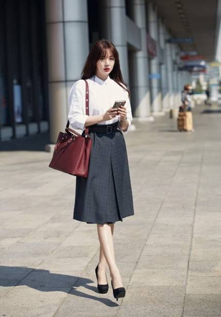 Intip 7 Inspirasi Padu Padan Midi Skirt dari Seleb Korea yang Wajib Kita Tiru