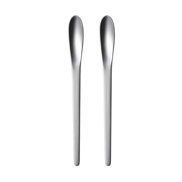 這款款式簡單且超越前衛風格的極簡咖啡攪拌匙組，原本是專為在哥本哈根的 SAS Royal 飯店所設計。它依人體工學精準設計，任由人們享受咖啡，不被拘束。