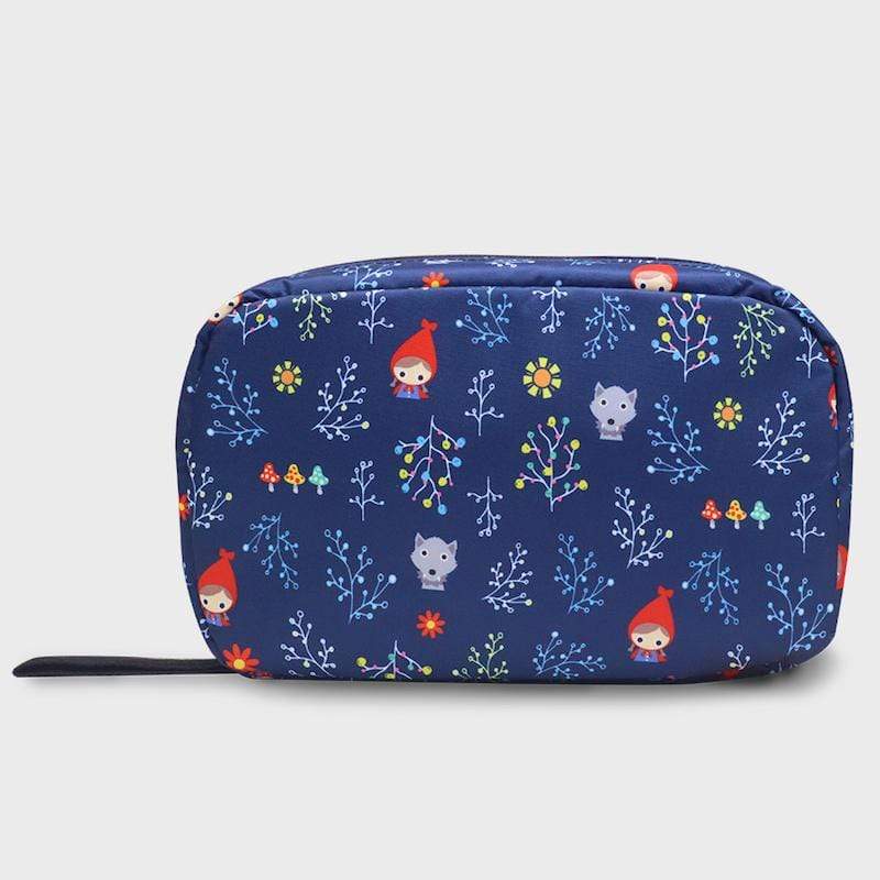 產品特色 murmur 小紅帽藍 款 一包三摺收納，輕便、收納一目了然 貼心小設計：掛勾及手挽帶，隨身攜帶好便利 外層防潑水面料 最上層可放：隱形眼鏡水盒、棉花棒、美容小剪刀、保養品隨身試用包 中層兩