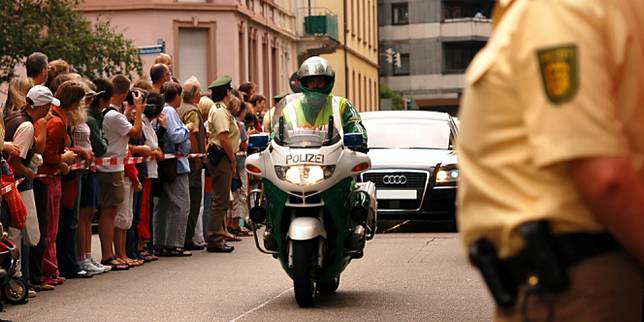 Polisi Berpangkat Rendah Ini Berani Hentikan Konvoi Presiden