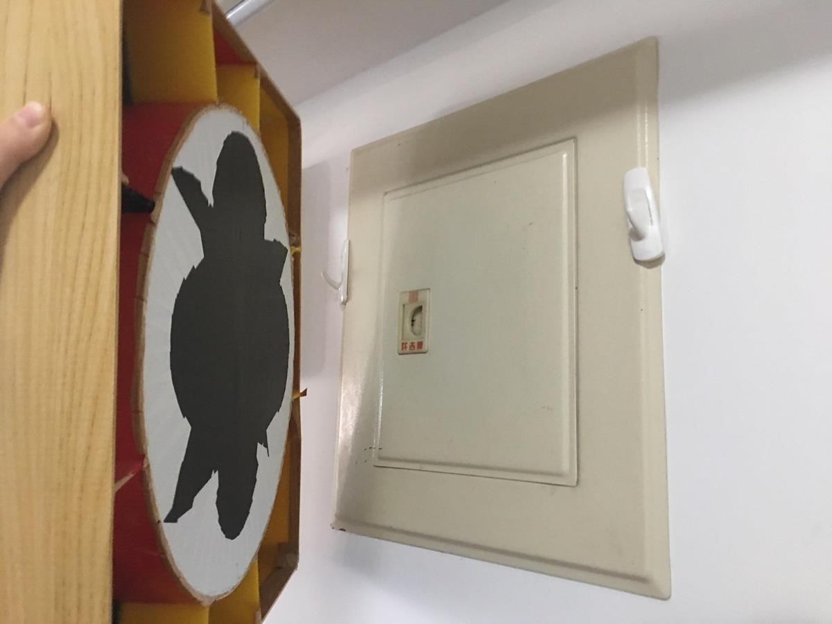 考量到日後電箱維修，時鐘透過掛鉤的方式勾住，讓取下更為迅速方便。