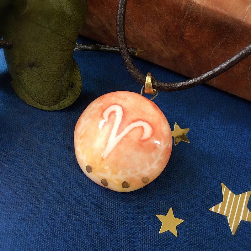 手作白瓷香水精油項鍊之12星座系列，作品上開有小洞可注入香氛產品，能讓您隨時隨地攜帶香氛能量