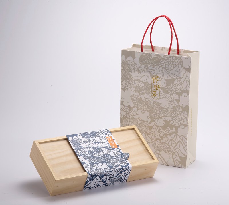 採摘自野放式茶園，【野樂茶】選用台灣四大茶樹品種製作一芯二葉等級的紅茶，茶質醇厚原始卻層次豐富，為四個品種紅茶孕育出花果、蜜香及香草植物等奇異的滋味，團球狀的棉布茶包紮綁為神似打太極的人偶姿態，於茶的