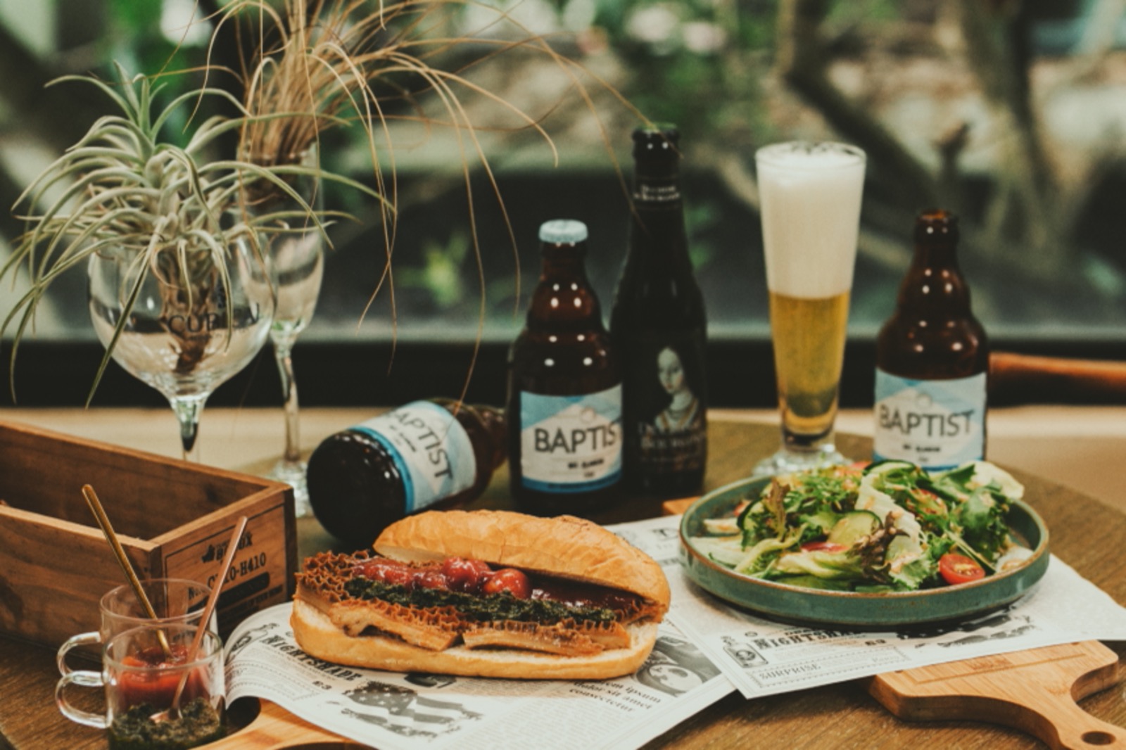 「上樓看看咖啡」鄰近台北捷運市政府站，一家鬧中取靜的不限時咖啡館！簡餐、咖啡、茶飲、甜品樣樣都有！（圖片提供/上樓看看咖啡）