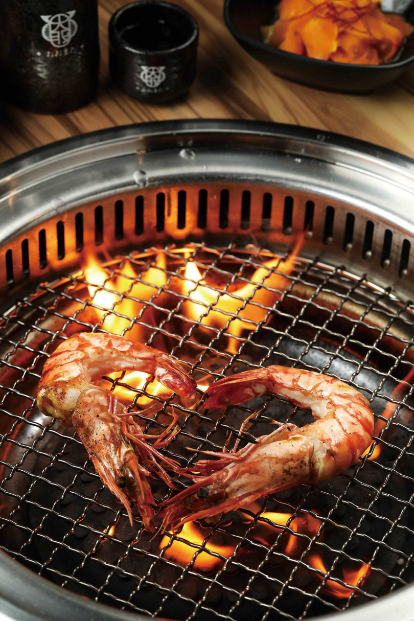 「海大蝦」上桌時，店員不僅貼心地將蝦殼剝除，有時還會擺成愛心形狀讓客人拍照。（330元）（圖／于魯光攝）