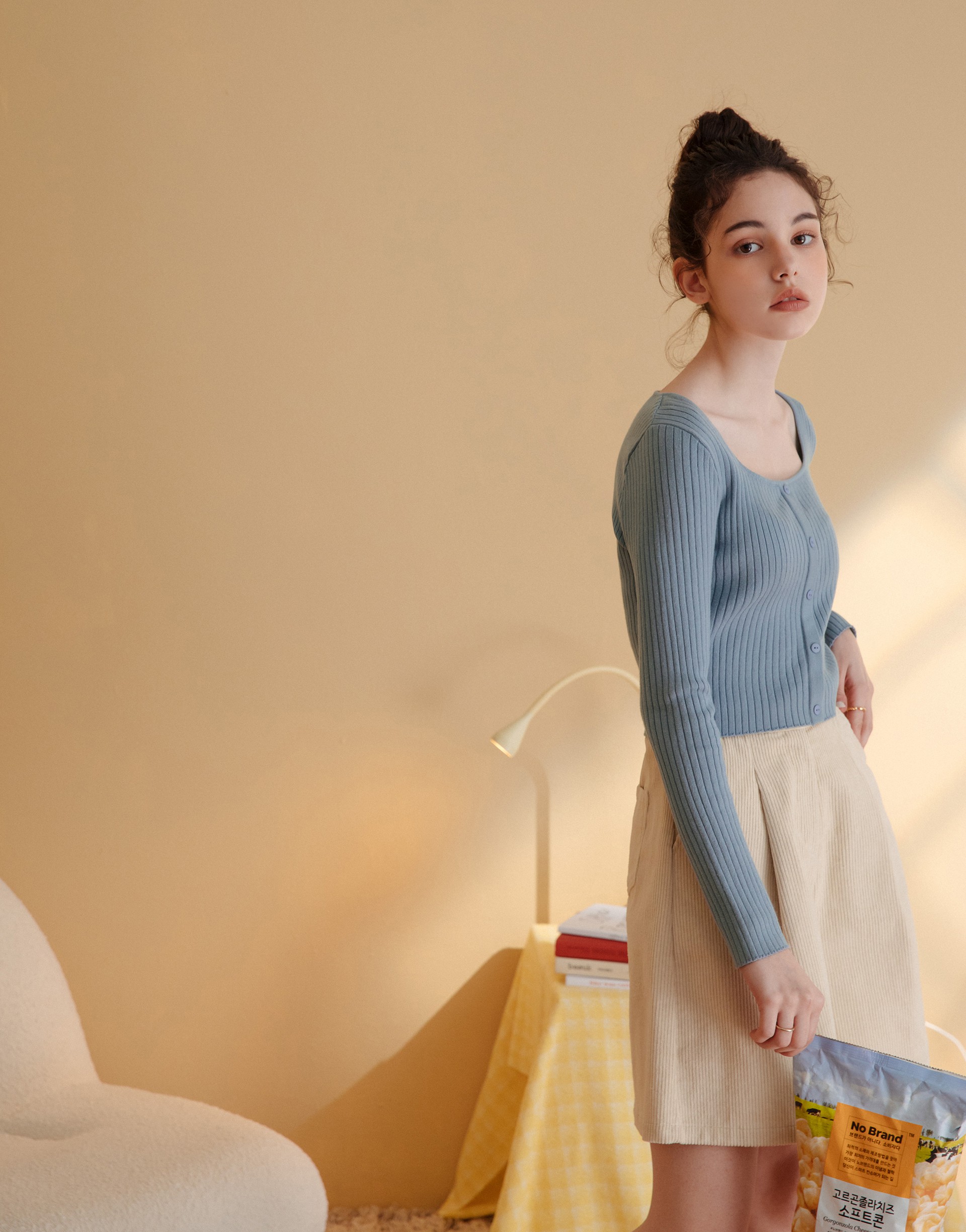 坑紋針織面料/前片假排釦造型/日常U領針織上衣