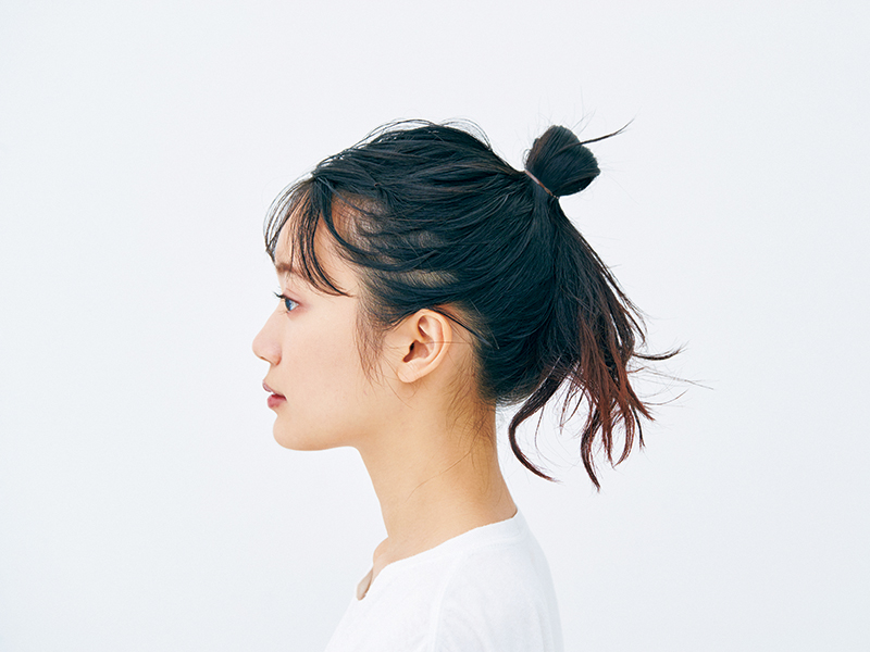 大人のお団子ヘアアレンジ 高め位置でも簡単に完成 人気ヘアメイクrumiが指南